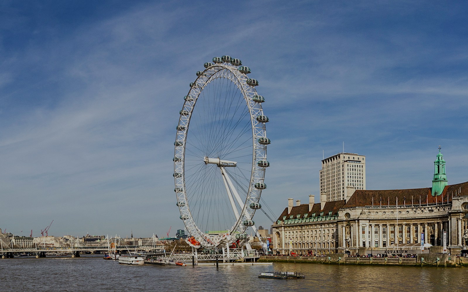 Vista del río Támesis desde un crucero turístico, con lugares emblemáticos como el London Eye y los jardines de Kew.