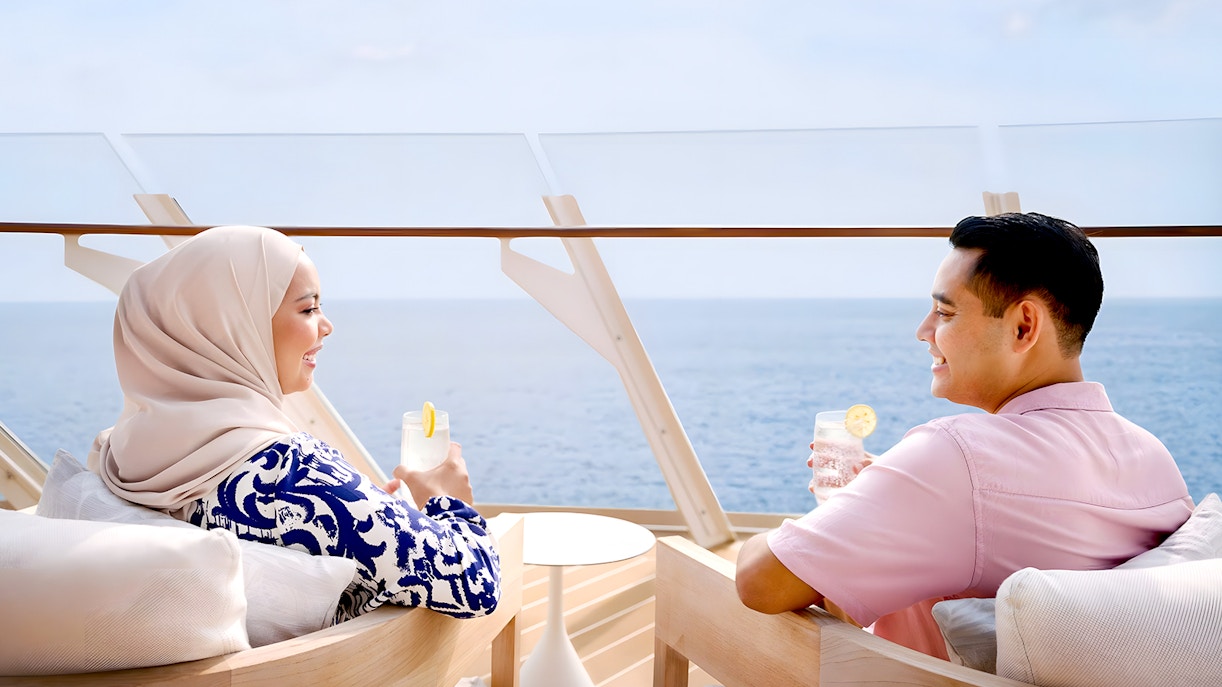A couple enjoying drinks on Disney Adventure cruise