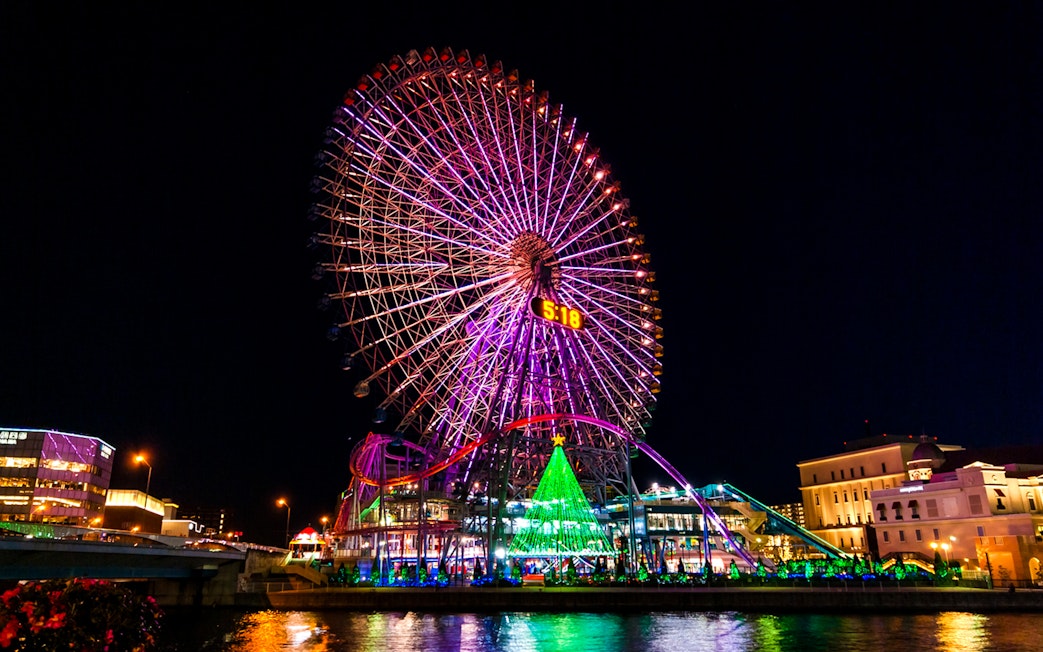 Ferris wheel illuminated at night in Yokohama, part of the Kamakura Yokohama Night View Tour.