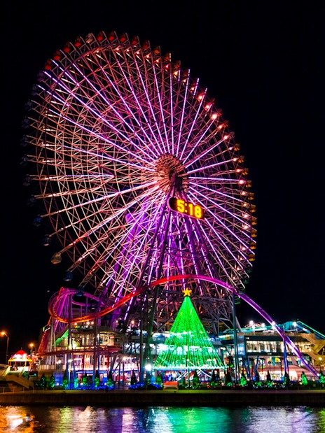 Ferris wheel illuminated at night in Yokohama, part of the Kamakura Yokohama Night View Tour.