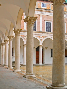 Palazzo Ducale di Urbino courtyard with ornate columns and arches.