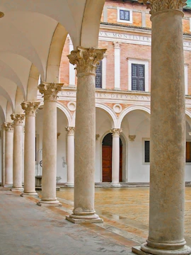 Palazzo Ducale di Urbino courtyard with ornate columns and arches.