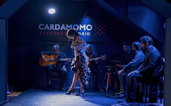 Flamenco dancer performing with musicians at Cardamomo Flamenco in Madrid.