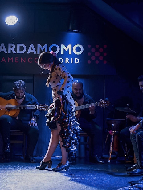 Flamenco dancer performing with musicians at Cardamomo Flamenco in Madrid.