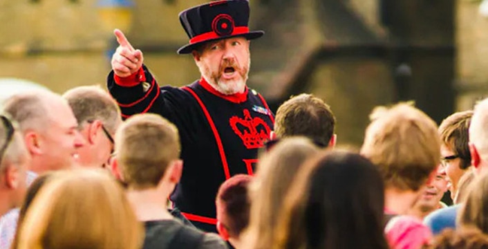 Beefeater leading a tour group at the Tower of London.