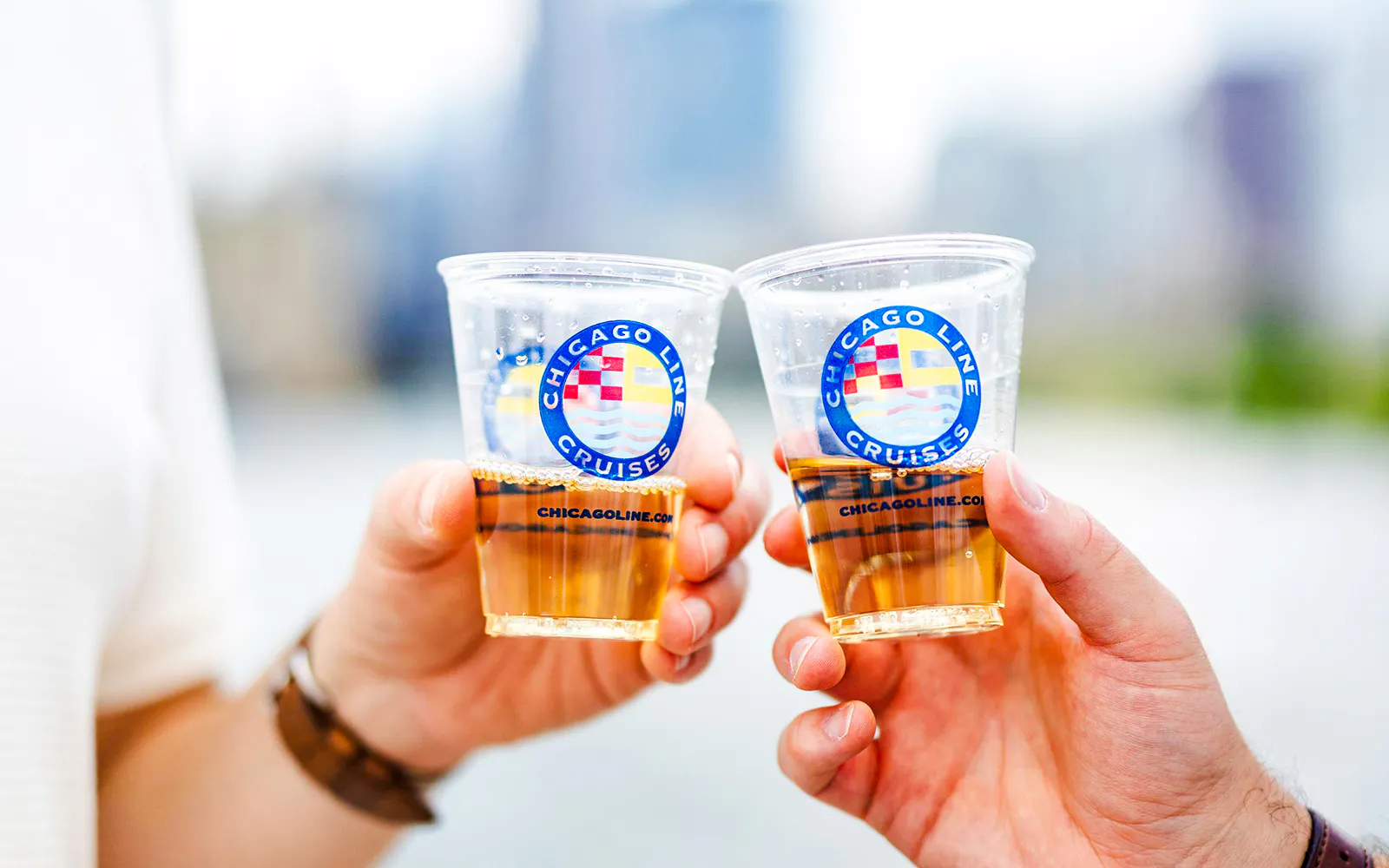 Two people toasting with drinks on a Chicago Architecture Cruise.