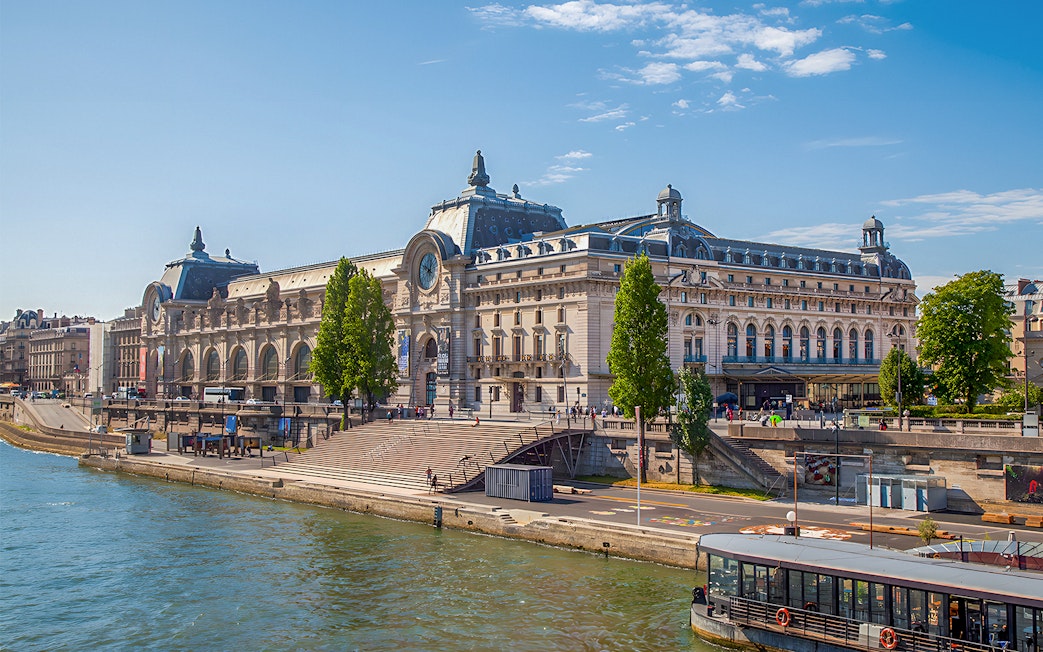 Visitors at the Orsay Museum in Paris, part of Combo: 29129 + 6235 tour package.