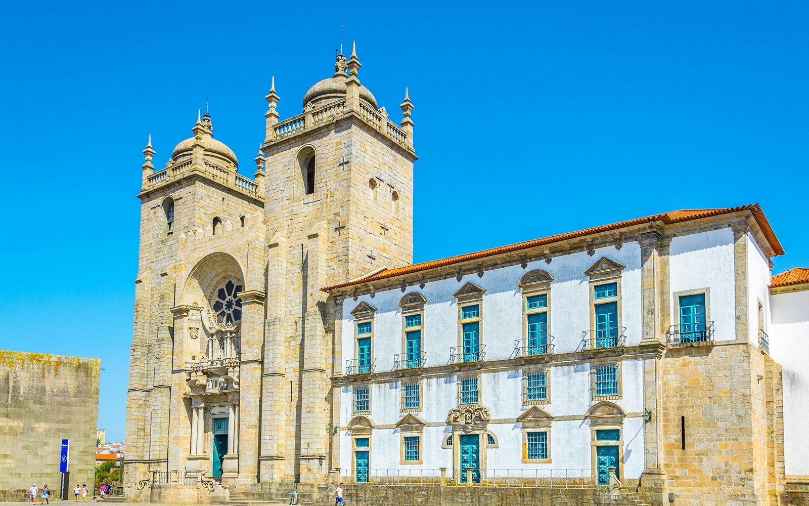 Vue de la ville de Porto avec le pont Dom Luís I sur le fleuve Douro lors du tour Hop-On Hop-Off Porto