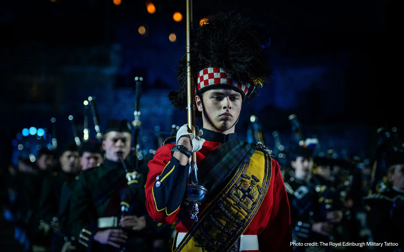 ab edinburgh: ganztägige tour zum royal edinburgh military tattoo, in die highlands und zu einer whisky-brennerei-1