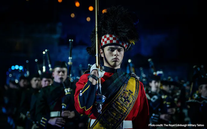 ab edinburgh: ganztägige tour zum royal edinburgh military tattoo, in die highlands und zu einer whisky-brennerei-1