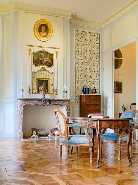 Elegant interior of Château of Villandry with antique furniture and floral decor.