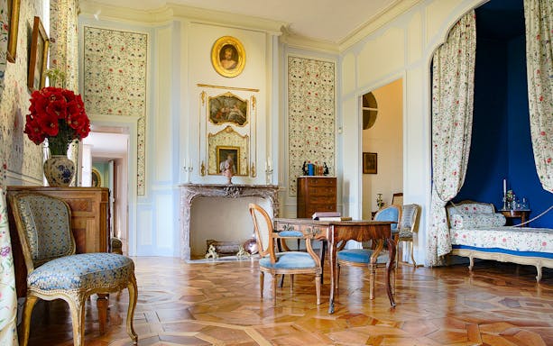Elegant interior of Château of Villandry with antique furniture and floral decor.