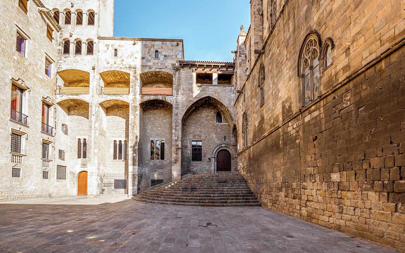 Kings Square in Barcelona's Gothic Quarter, featuring historic stone architecture and arched windows.