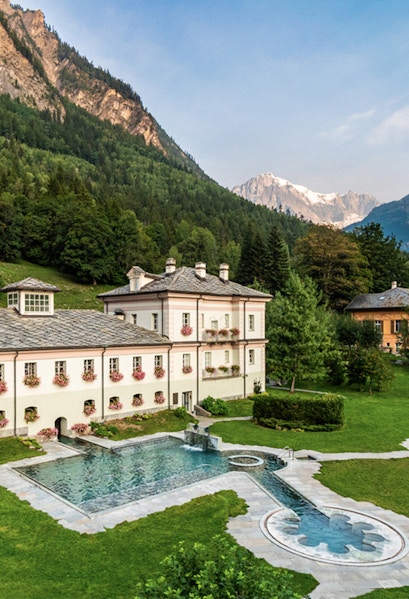 QC Terme Prè Saint Didier spa with mountain backdrop and outdoor pool.