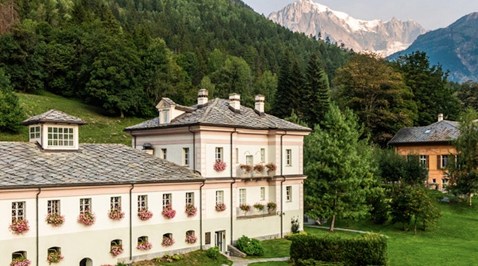 QC Terme Prè Saint Didier spa with mountain backdrop and outdoor pool.