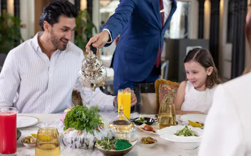 ein persisches enigma-gourmeterlebnis mit einem vom küchenchef zusammengestellten mehrgang-menü zum teilen in einem ambiente von versace-1
