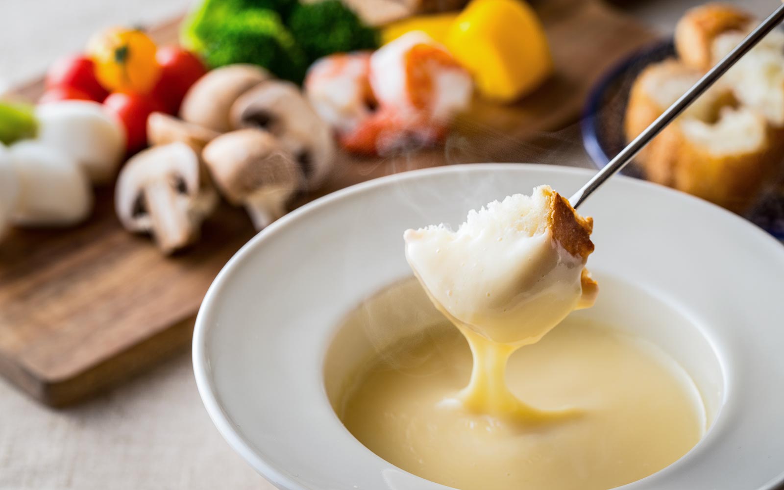 Fonsue de queso caliente en un bol