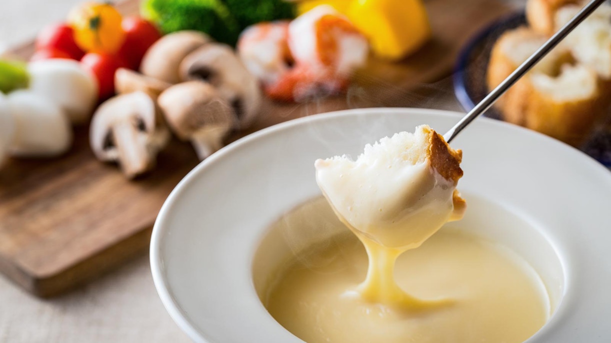 Fonsue de queso caliente en un bol