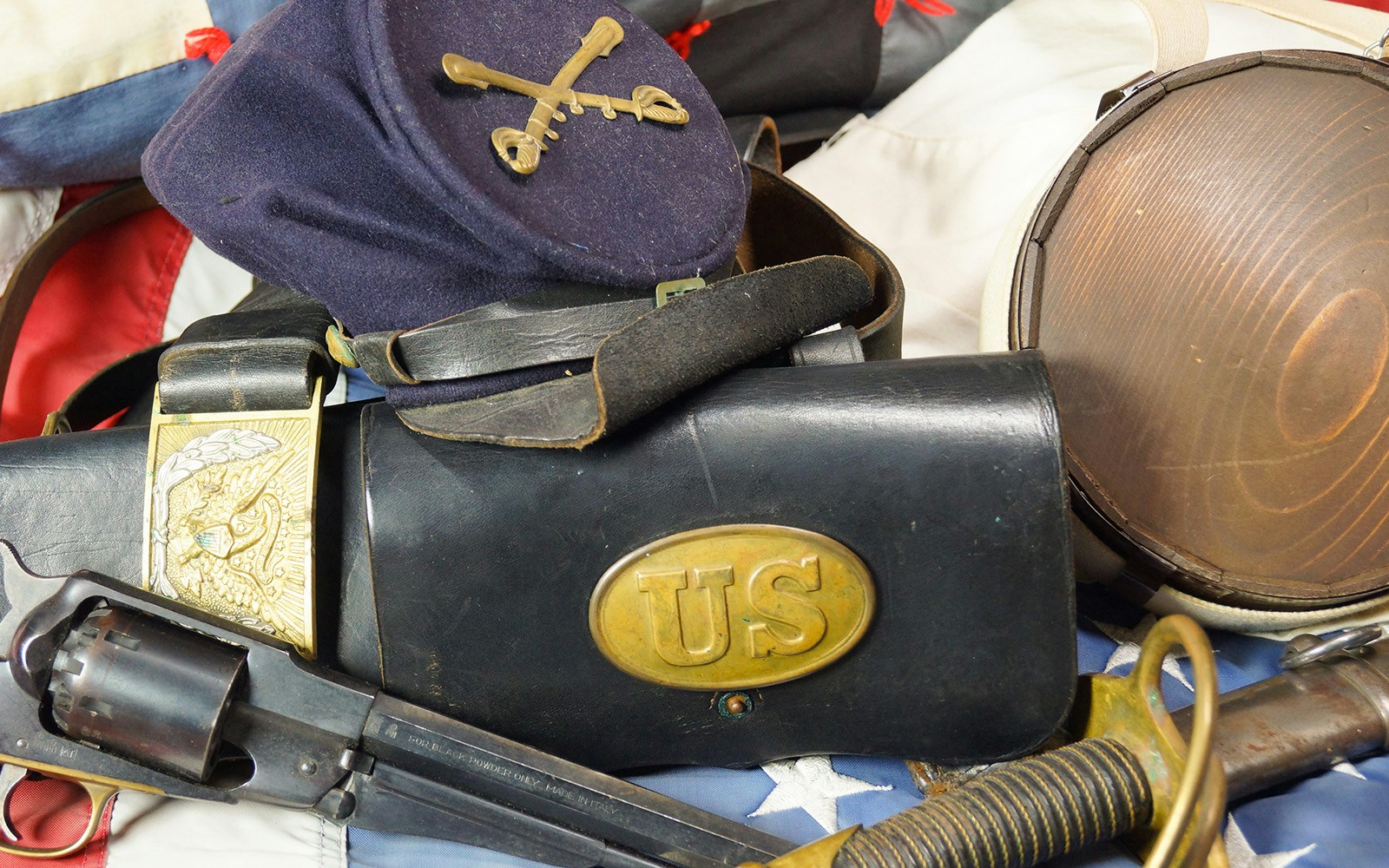 Civil war relics like gun, cap, stamps from the Civil War in the US.