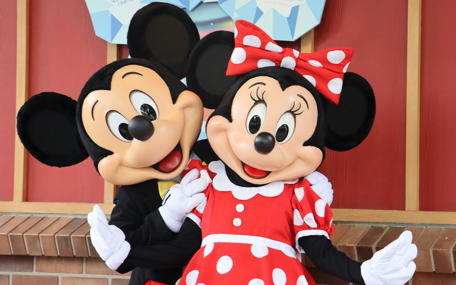 Mickey and Minnie Mouse greeting visitors at Disneyland Paris.