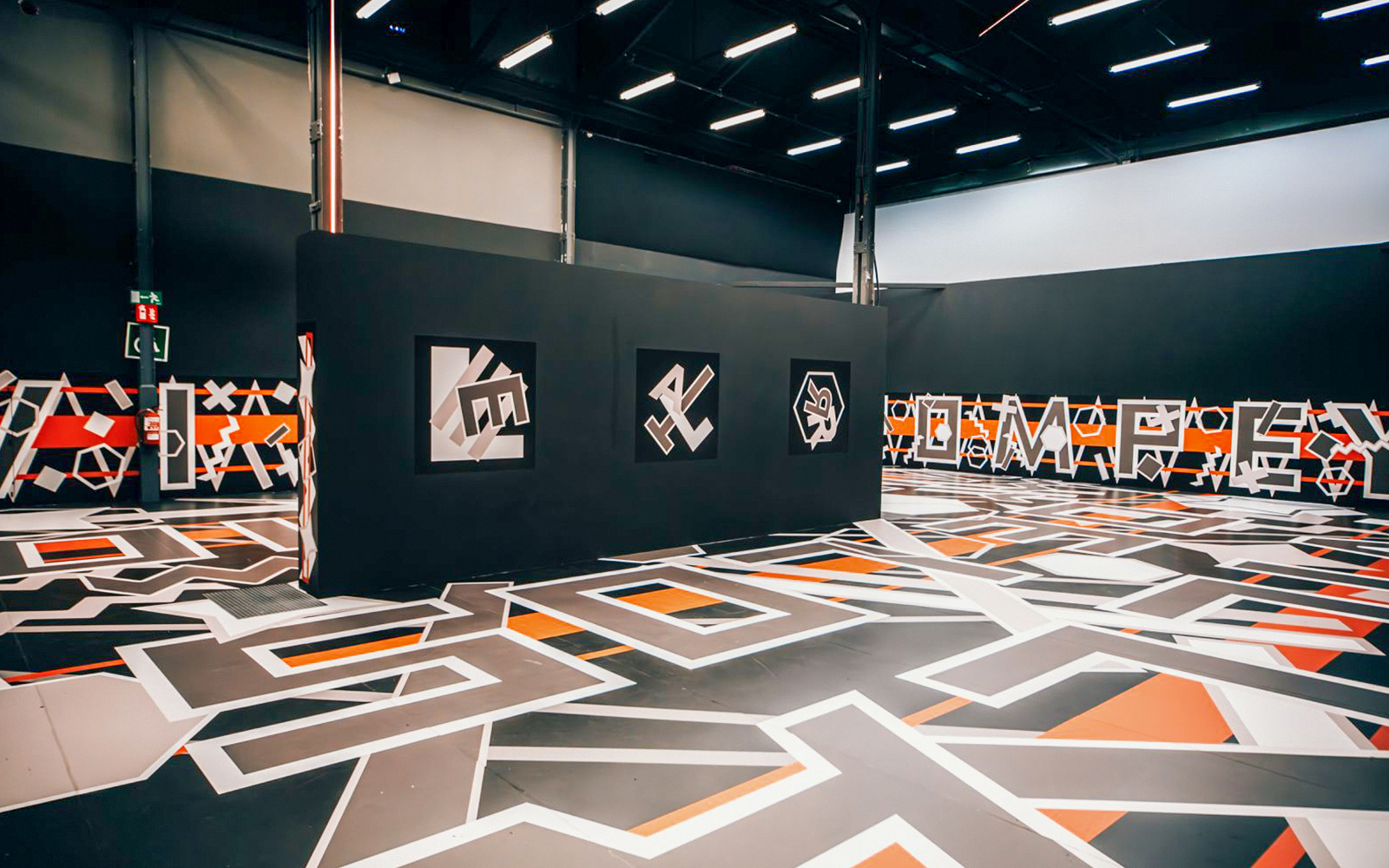 Geometric art installation inspired by "Los últimos días de Pompeya" with bold patterns and colors.