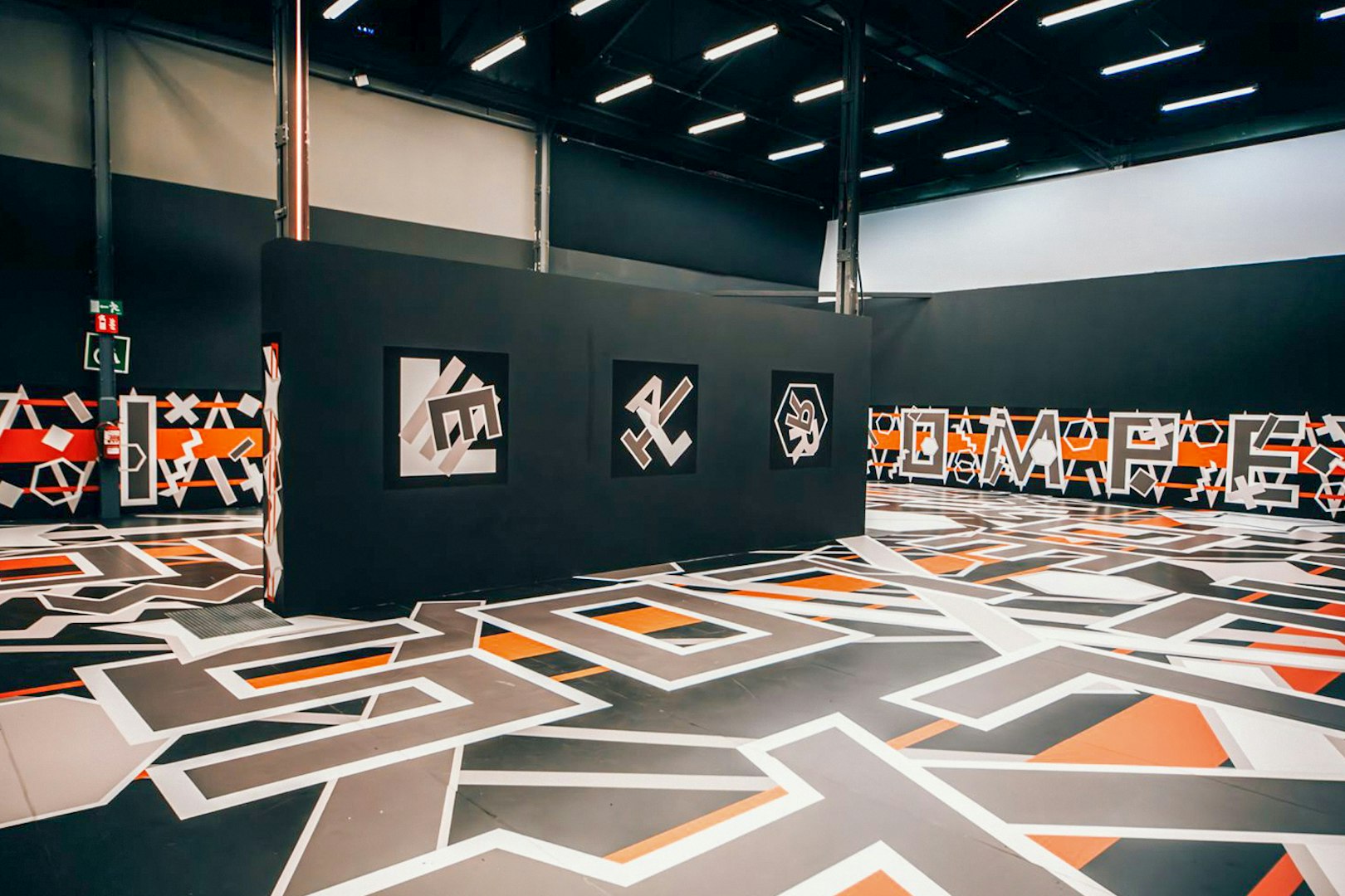 Geometric art installation inspired by "Los últimos días de Pompeya" with bold patterns and colors.