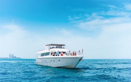 From Dubai Marina: 1-Hour Sightseeing Yacht Cruise with Panoramic Views