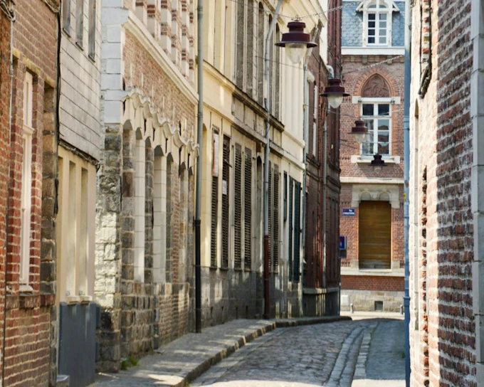 Lille's Golden Hand Mystery: Self-Guided City Exploration Game