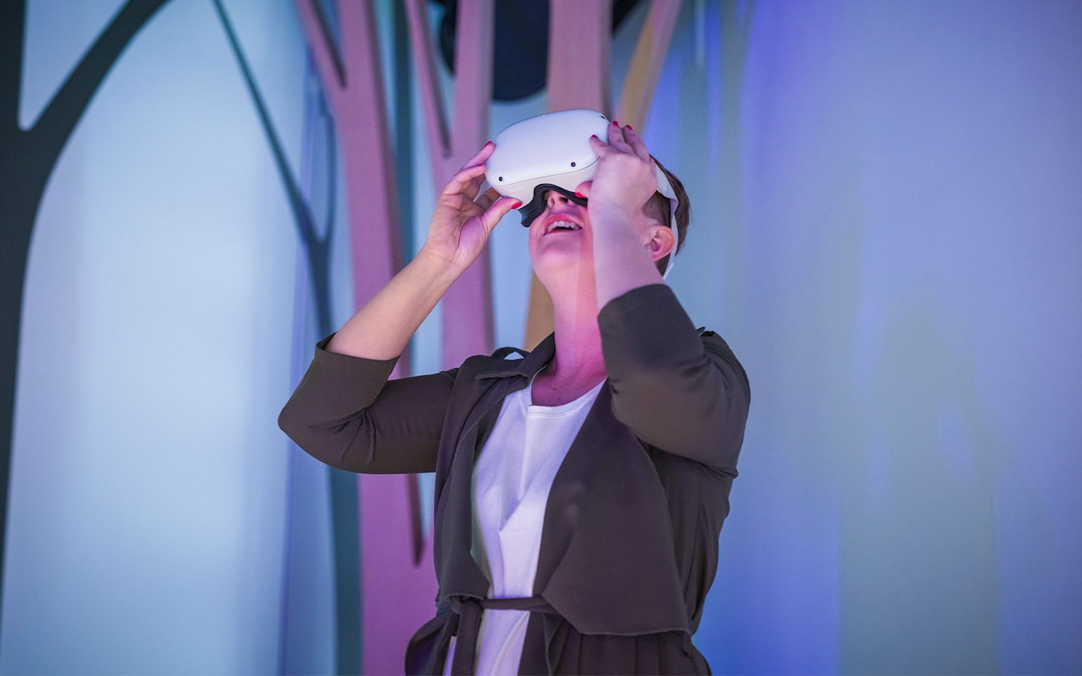 Person experiencing virtual reality at Fondation Louis Vuitton exhibit.