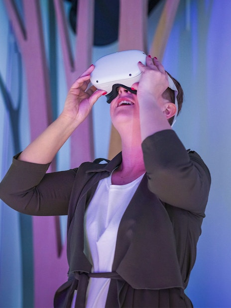 Person experiencing virtual reality at Fondation Louis Vuitton exhibit.