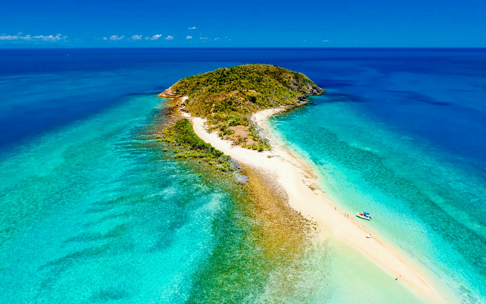 Langford Island sandbar surrounded by turquoise waters, Whitsundays, Australia.
