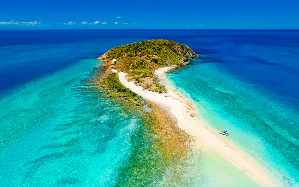 Langford Island sandbar surrounded by turquoise waters, Whitsundays, Australia.