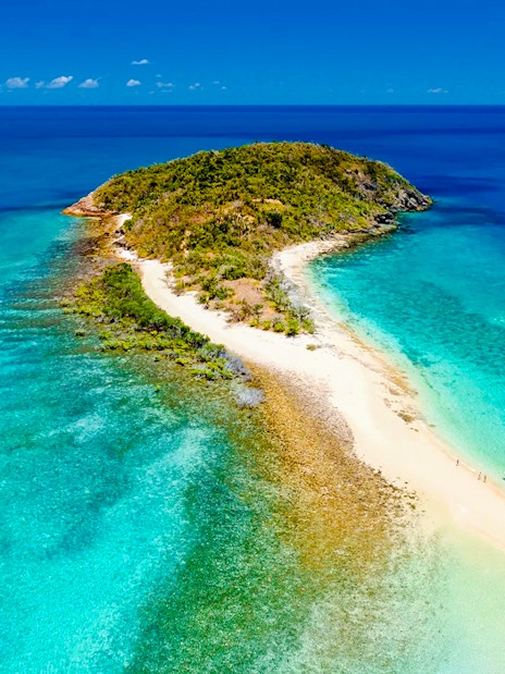 Langford Island sandbar surrounded by turquoise waters, Whitsundays, Australia.