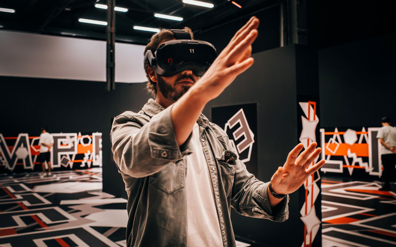 Person using virtual reality headset in interactive exhibit, Los últimos días de Pompeya experience.