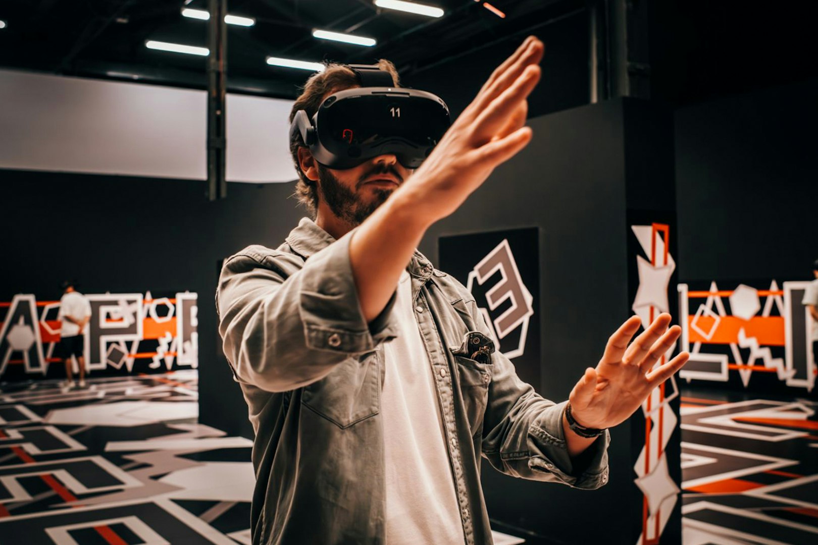 Person using virtual reality headset in interactive exhibit, Los últimos días de Pompeya experience.