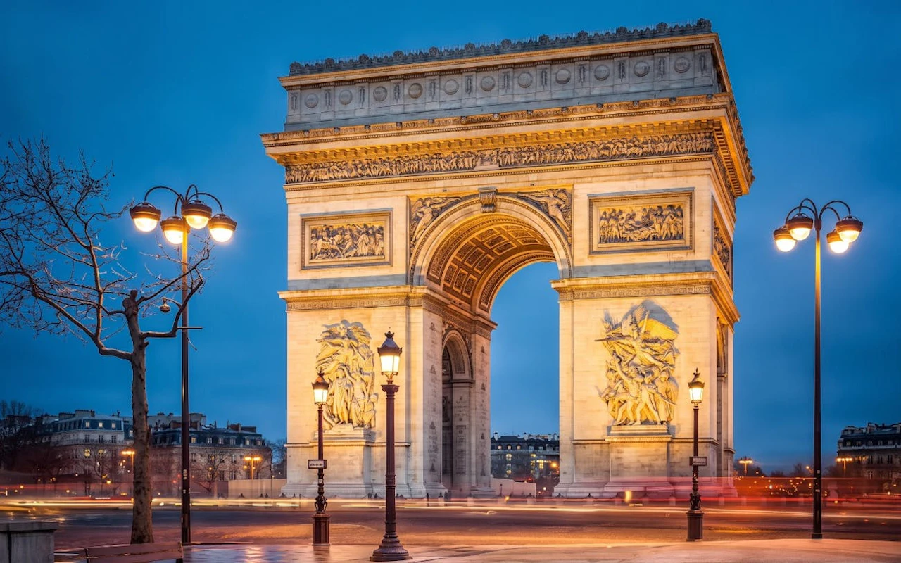 Arc de Triomphe Entry Ticket with Audio Guide and Rooftop Access — 3