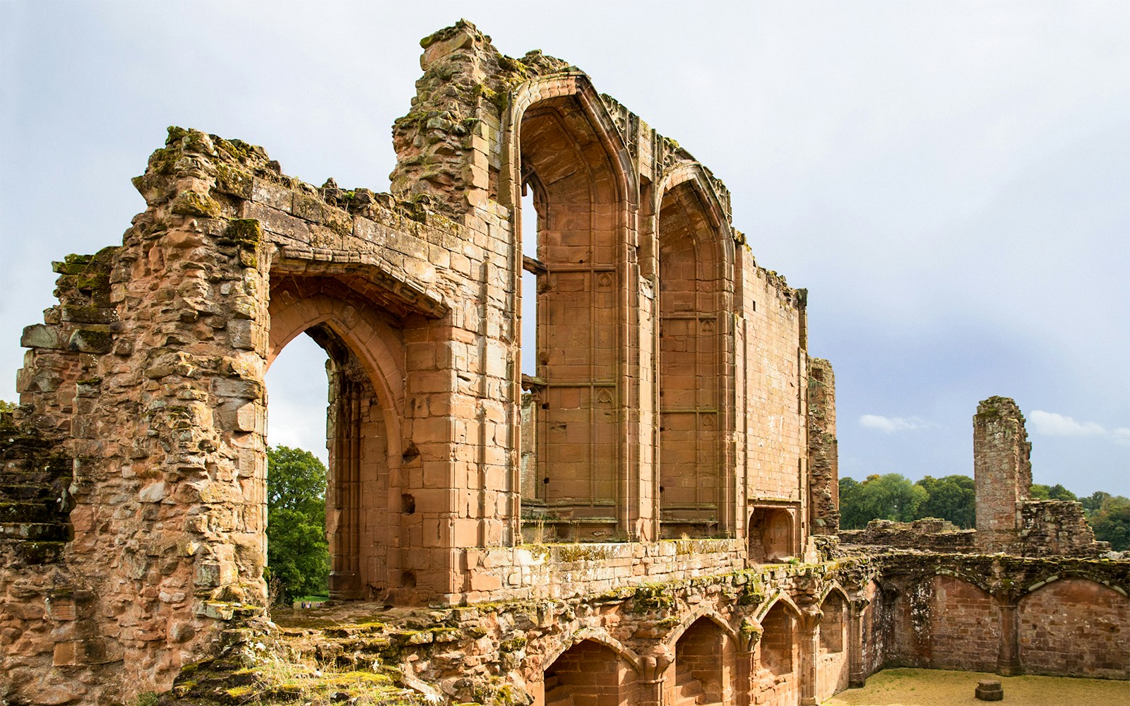 Kenilworth Castle ruins with Elizabethan Garden in Warwickshire, England.