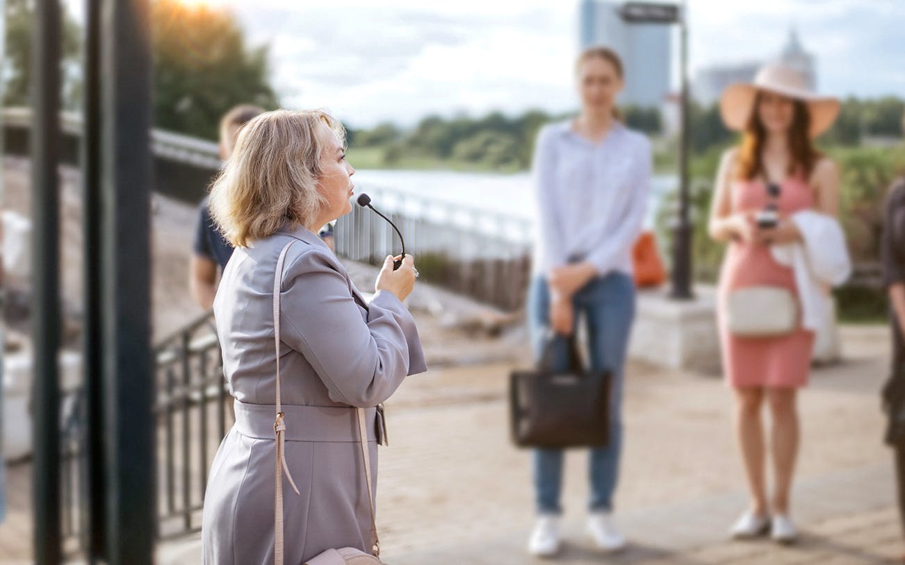 Guide speaking to tourists during Greenwich tour.