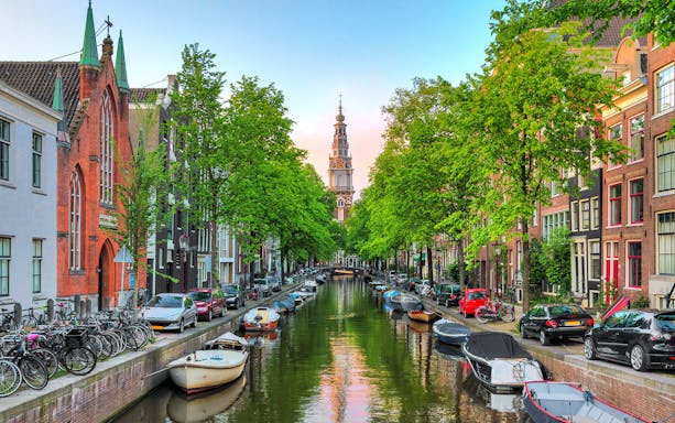 Groenburgwal canal with boats and bicycles, Amsterdam self-guided audio tour.