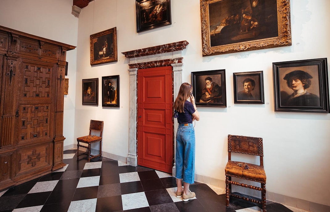 Chica mirando un cuadro en la casa museo de Rembrandt