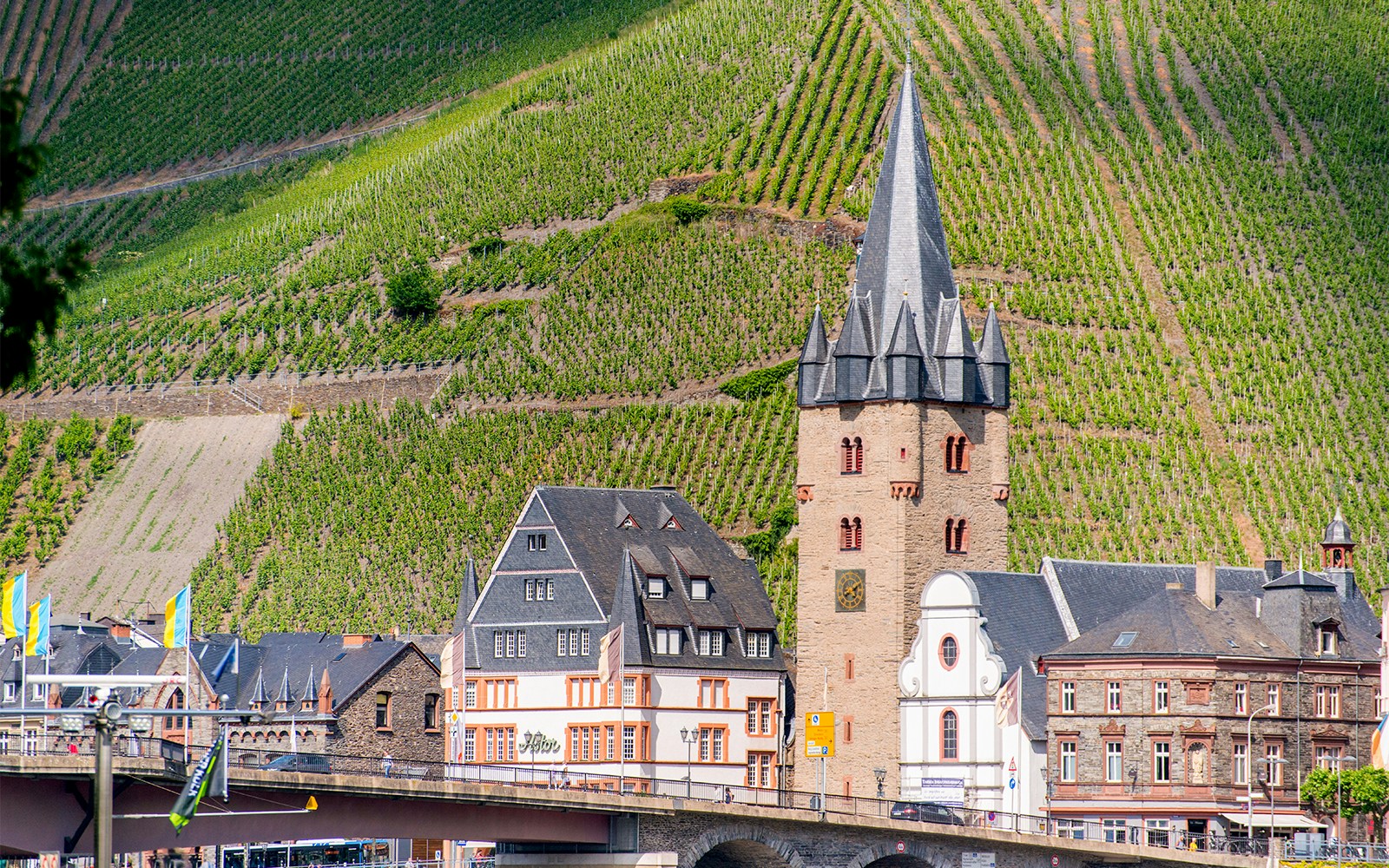 Fachwerkhäuser und ein Turm in der Stadt Bernkastel-Kues