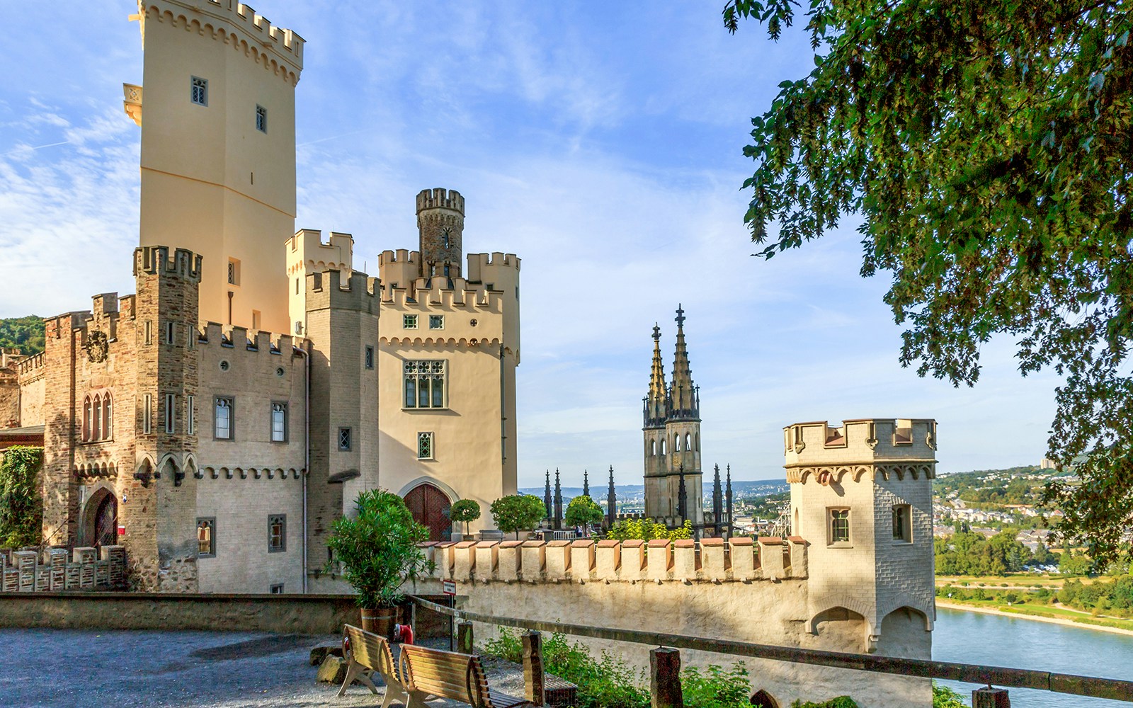 Eine an einem Fluss gelegene Burg mit Türmen und Zinnen von außen