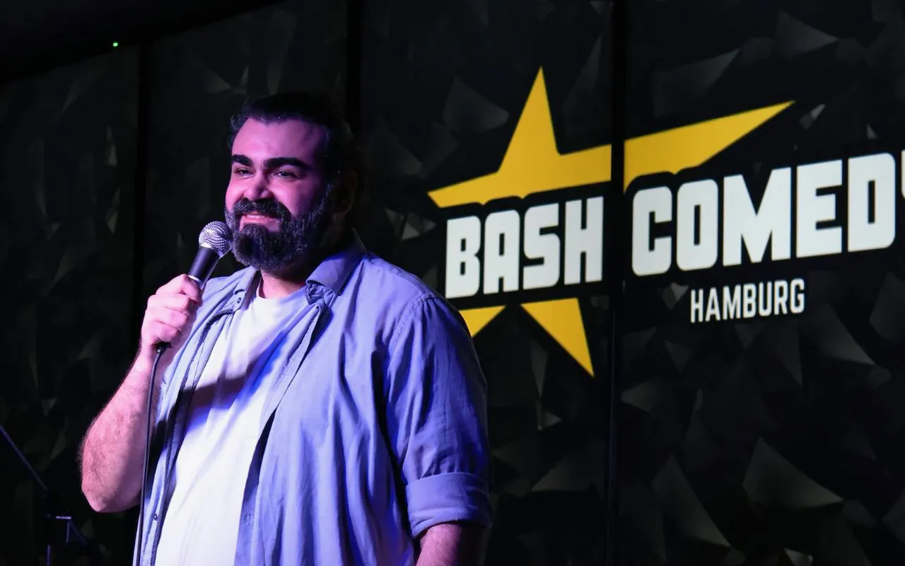 Comedian performing at Bash Comedy Show in Hamburg St. Pauli.