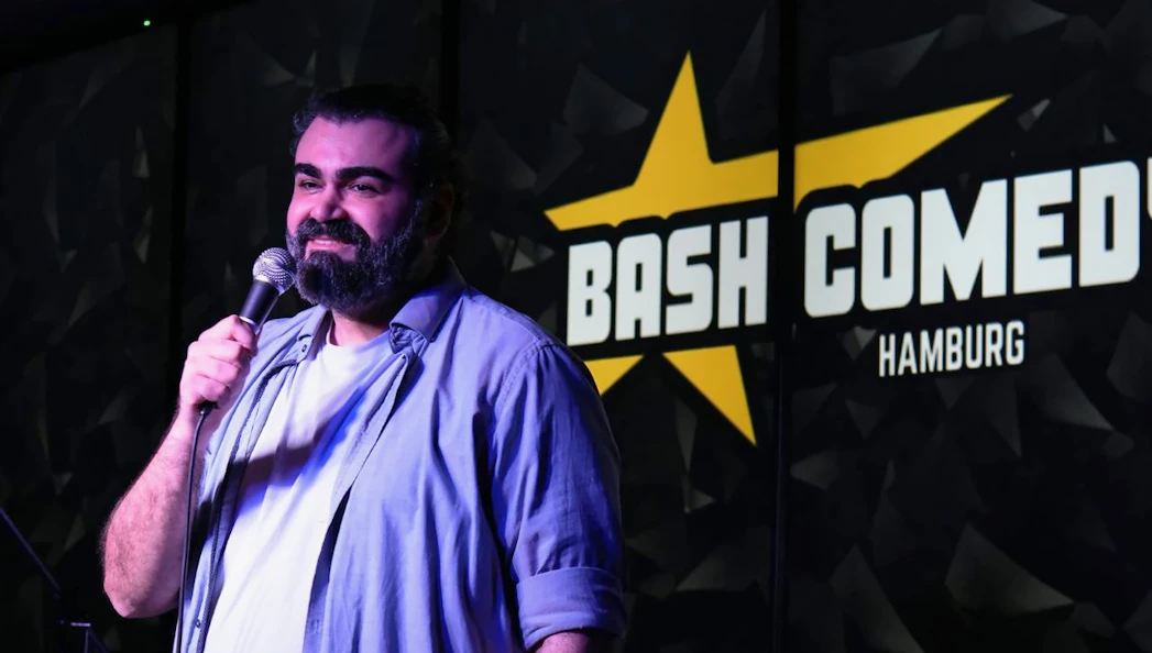 Comedian performing at Bash Comedy Show in Hamburg St. Pauli.