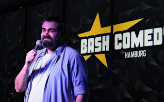 Comedian performing at Bash Comedy Show in Hamburg St. Pauli.