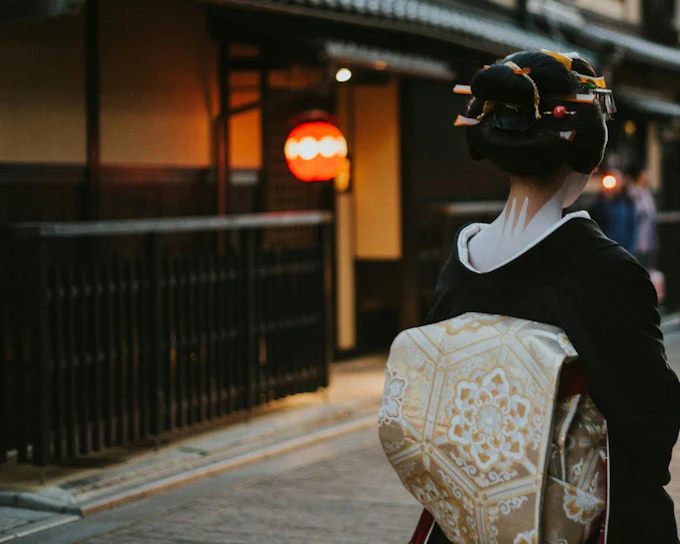 Kyoto Night Walking Tour of Samurai History, Hidden Gion Sites, and Local Legends