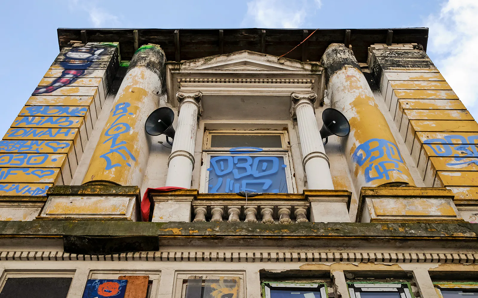 Graffiti-covered building facade in Sternschanze on a guided walking food tour.