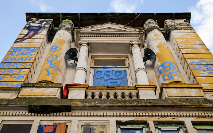 Graffiti-covered building facade in Sternschanze on a guided walking food tour.