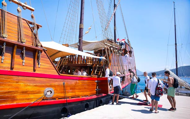 Guests boarding the Karaka ship for Elaphite Islands cruise in Croatia.