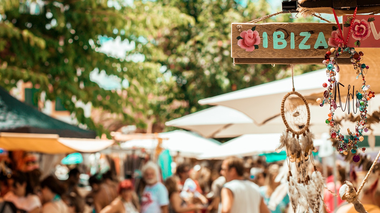 A taxi standing at the bay